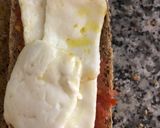 Foto del paso 4 de la receta: Bocadillo con tomate, queso fresco, pimientos del piquillo y anchoas