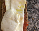 Foto del paso 4 de la receta: Bocadillo con tomate, queso fresco, pimientos del piquillo y anchoas