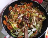 Foto del paso 3 de la receta: PASTA CON VERDURAS AL WOK 🍅 🧅🍆🥕