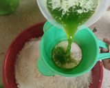 Foto langkah ke 3 dari resep Kue Lumpang Daun Suji.