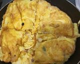 Foto langkah ke 4 dari resep Telur Dadar Kunyit.