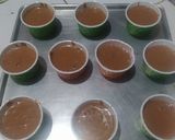 Foto langkah ke 4 dari resep Chocolate Cupcake with Strawberry Filling (decorating cake).