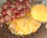 Foto langkah ke 3 dari resep Orak Arik Telur Sosis Kornet Keju.