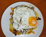Foto del paso 5 de la receta: Patatas al ajo cabañil con gulas y huevo frito
