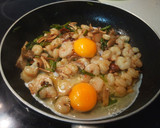 Foto del paso 3 de la receta: Revuelto de setas, espárragos y gambas