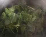 Foto del paso 1 de la receta Sopa de arroz, acelgas y caldo de pollo, en olla exprés