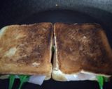 Foto del paso 2 de la receta: Sándwich tostado de jamón, queso y rúcula en sartén