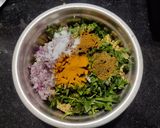 गावरानी चणे आणि तुरीचे चाकवत घातलेले वडे.(Gavran Chane Turi Chakvat Bhaji Vade Recipe In Marathi) रेसिपी स्टेप 3 फोटो 