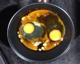 Foto del paso 3 de la receta Huevos fritos con tocino de jamón, ajos y chorizo picante