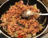 Foto del paso 2 de la receta: Salsa tomate aceituna atún con fettuccine