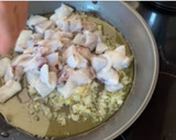 Foto del paso 2 de la receta: Fideuà de calamares con alioli de ajo negro