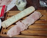 Foto del paso 1 de la receta: Bocadillo de pata asada, tomate y queso con alioli