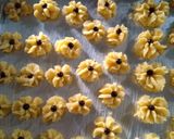 Foto langkah ke 4 dari resep Kue Semprit Renyah.