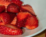 Foto del paso 2 de la receta: Desayuno saludable proteico de fresas con avena y yogurt