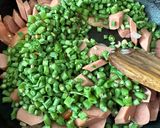 Foto langkah ke 3 dari resep Tumis sosis kacang panjang.