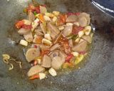 Foto langkah ke 5 dari resep Tumis Oyong Bakso Bihun.