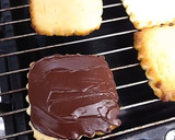 Foto del paso 7 de la receta: Galletas cubiertas con chocolate para mis compañeros 🤓😎