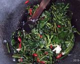 Foto langkah ke 3 dari resep Tumis Kangkung Saus Tiram.