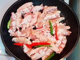 ระบำปีกไก่ผงกะเพราหอม