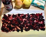 Une image de l'étape 1 de Torsades feuilletées pour l’apéritif poire Williams, confiture de cerise noire et fromage de brebis.