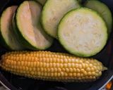 Foto del paso 1 de la receta: Zapallitos rellenos vegetarianos 🍈🌽