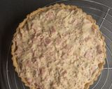 Une image de l'étape 7 de Quiche à la tomate, aux échalotes et au jambon.