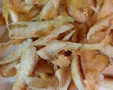 Hình bước làm 1 của món Salad xoài, lựu và cá khô