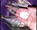 Foto langkah ke 3 dari resep Ikan kembung goreng.