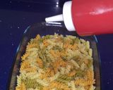 Foto del paso 3 de la receta: Ensalada de pasta con palitos de mar y salsa rosa