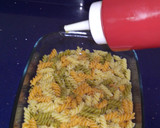 Foto del paso 3 de la receta: Ensalada de pasta con palitos de mar y salsa rosa