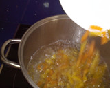 Foto del paso 2 de la receta: Ensalada de pasta con palitos de mar y salsa rosa