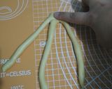 Foto langkah ke 3 dari resep Donat Kepang.