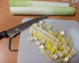 Foto del paso 2 de la receta: Crema de puerros y langostinos con huevos