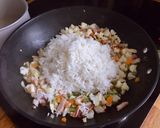Hình bước làm 4 của món Cơm Chiên Thập Cẩm Masala