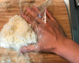 Foto del paso 2 de la receta: Onigiri (bolas de arroz) por Haku de "El viaje de Chihiro"