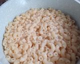 Foto langkah ke 1 dari resep Easy Mac N Cheese.