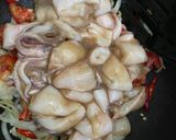 Foto langkah ke 3 dari resep Cumi Basah Saus Tiram Asam Manis.