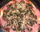 Foto del paso 4 de la receta: Pizza con champiñones, verdeo y lomo de cerdo cocido
