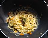 Foto langkah ke 5 dari resep Spaghetti Aglio e-Olio with Shrimp Ball Sauce.