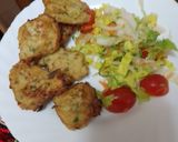 Foto del paso 10 de la receta: Buñuelos de puré de papas, abadejo, palitos de cangrejo y cebolla sofrita con ensalada