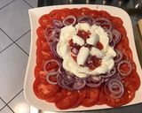 Une image de l'étape 7 de Salade de tomates roses aux oignons rouges et mozzarella di buffala.