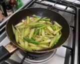Foto langkah ke 4 dari resep Tumis Asparagus Saus Tiram.