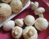 Foto langkah ke 1 dari resep Sayur bening jamur kancing.