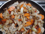 Salteado de verduras y pollo con fideos