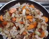 Foto del paso 5 de la receta: Salteado de verduras y pollo con fideos