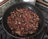 Foto del paso 8 de la receta: Setas salteadas con castañuelas de cerdo, jamón y ajo negro