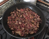 Foto del paso 8 de la receta: Setas salteadas con castañuelas de cerdo, jamón y ajo negro