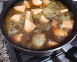 Foto del paso 15 de la receta: Pollo estofado con boniato, pasas sultanas, cúrcuma y jengibre