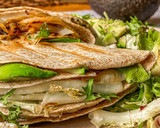Foto del paso 4 de la receta: Quesadillas de pollo y aguacate con cebolla
