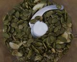 Foto del paso 2 de la receta Pesto vegano de aguacate y pipas de calabaza